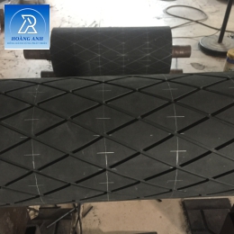 TRỤC CAO SU SẼ RÃNH CUỐN NHÁM Ø 300 X 670