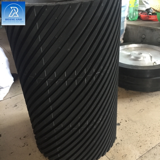 TRỤC CAO SU SẼ RÃNH CUỐN NHÁM Ø 320 X 600