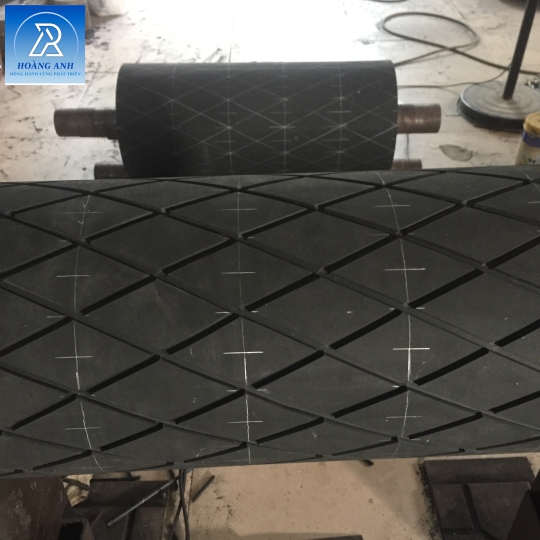 TRỤC CAO SU SẼ RÃNH CUỐN NHÁM Ø 300 X 670