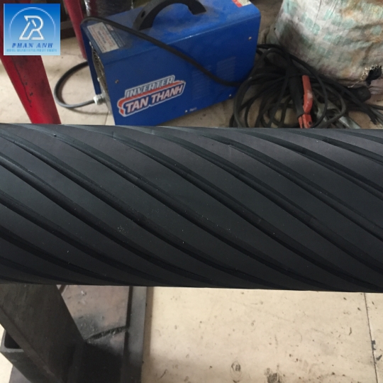 TRỤC CAO SU XẼ RÃNH XOẮN