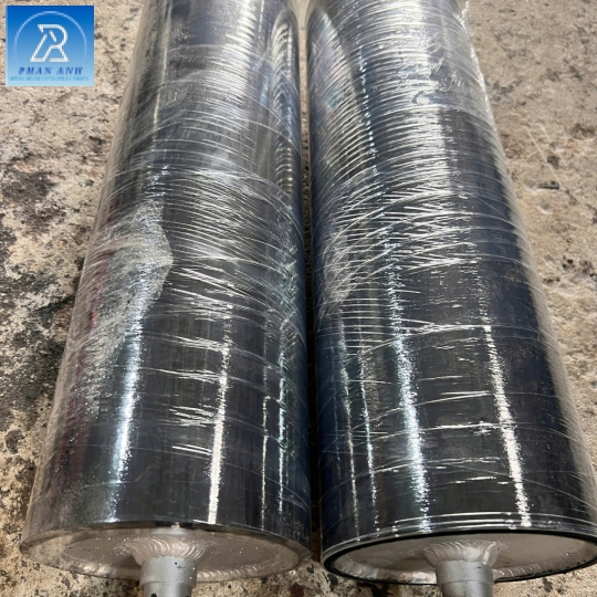 TRỤC CAO SU ĐEN LỚN DÀI